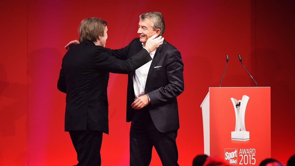 ...und gratuliert Günter Netzer anschließend mit einer freundschaftlichen Umarmung zum Preis für das Lebenswerk