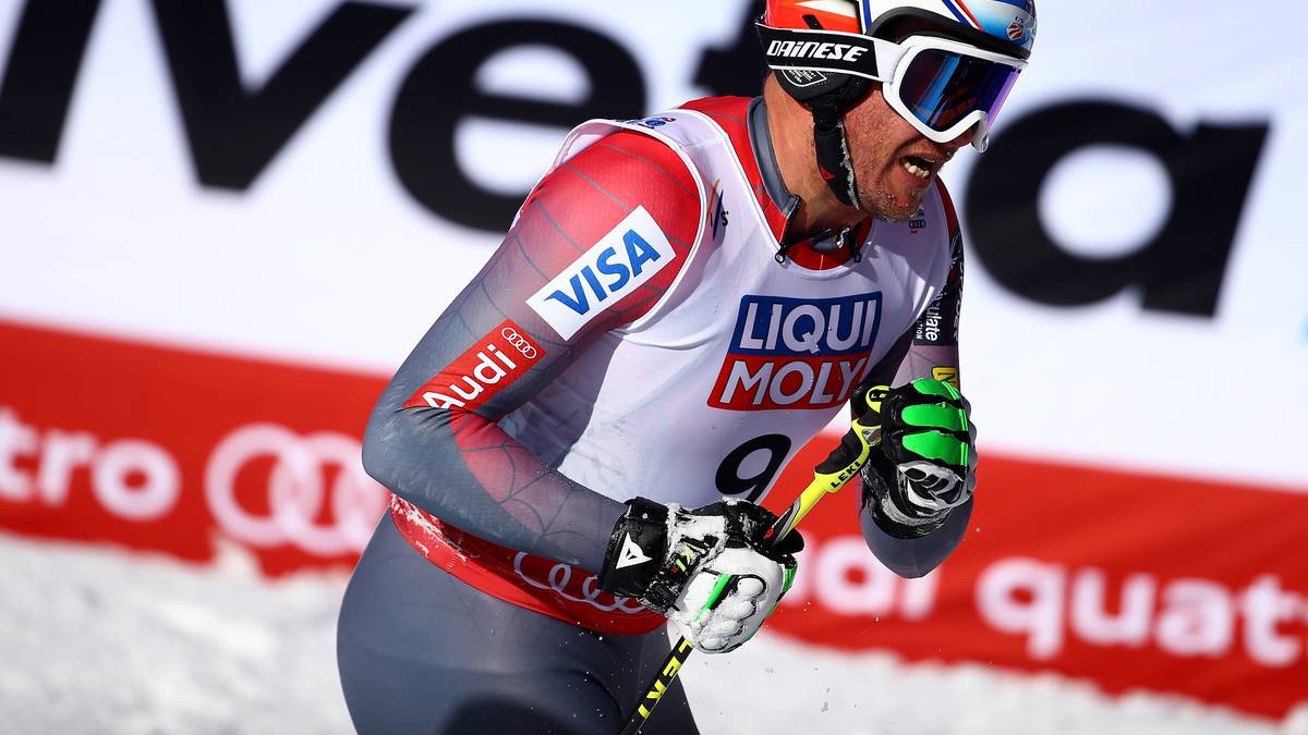 Als er im Zielbereich ankommt, ist ihm der Schmerz anzusehen. An seiner rechten 
Wade klafft eine tiefe Fleischwunde