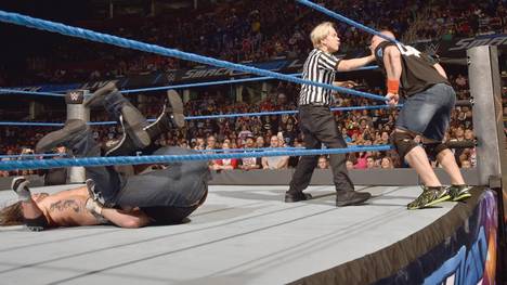 John Cena (r.) entschied wider Willen das Titelmatch zwischen AJ Styles (l.) und Dean Ambrose