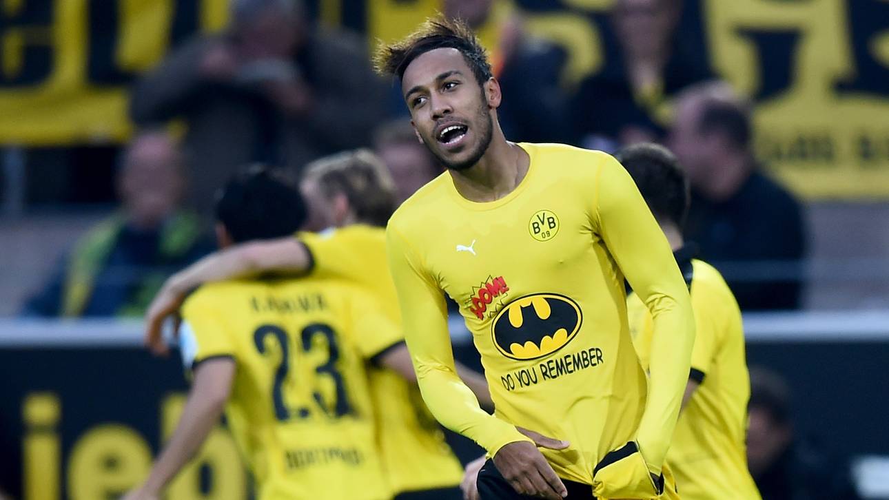 Aubameyang feiert im Batman-Stil
