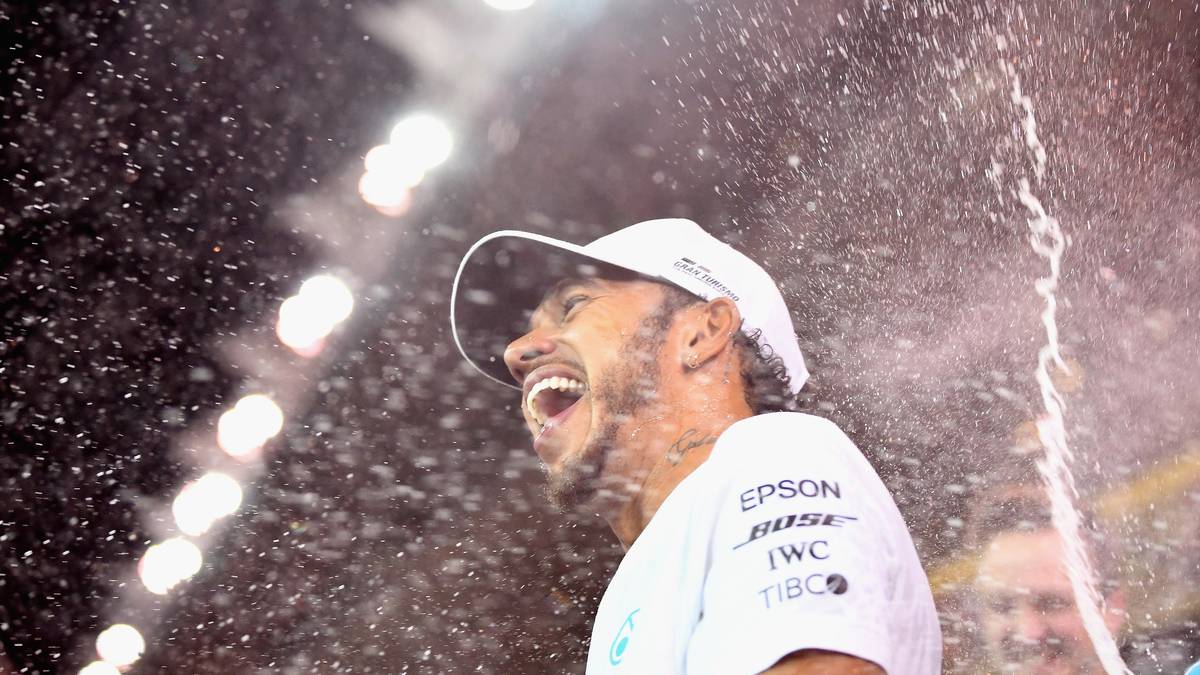 Geht man nach der heutigen Punkteregel, hätte er dann nämlich 3.890 WM-Punkte in seiner Karriere eingefahren. Holt Hamilton nur annähernd so viele Punkte wie in jeder der vergangenen fünf Saisons, hat er Schumachers Rekord noch vor Auslauf seines Vertrags 2020 geknackt