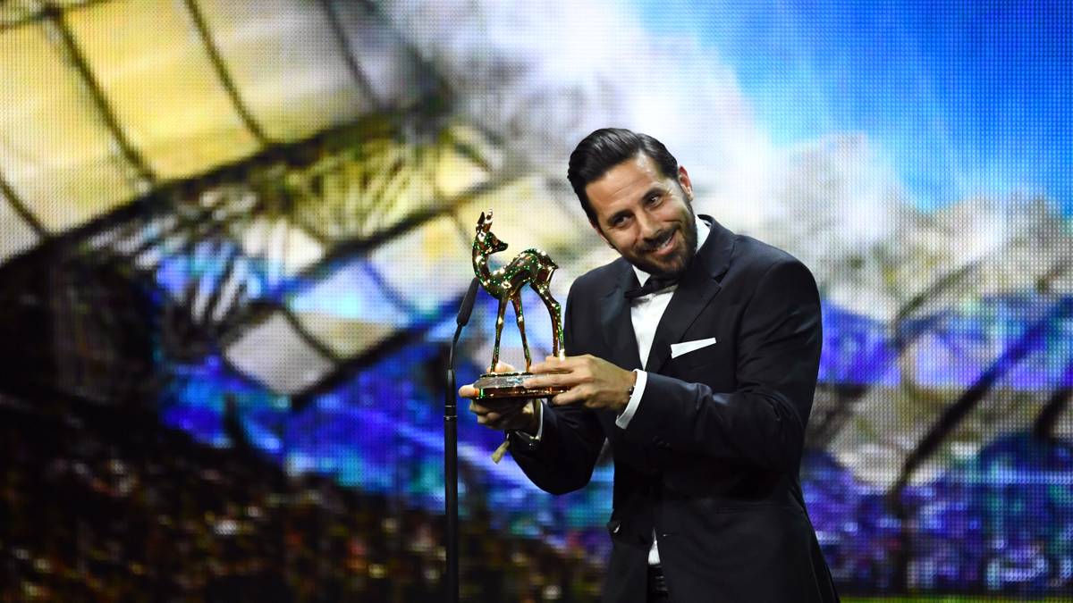 Im November 2018 wird Pizarro in Berlin mit dem Sport-Bambi ausgezeichnet. "Alle Fußball-Fans lieben diesen höflichen und respektvollen Peruaner", würdigt Paul Breitner Pizarro in seiner Laudatio