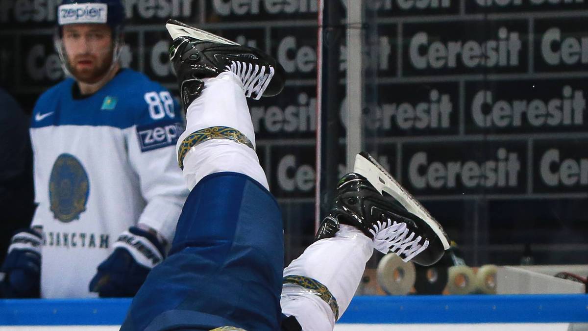 Die Bedeutung von Helmen steht in der Partie zwischen Kasachstan und Norwegen im Vordergrund. Ohne den Kopfschutz wäre diese Situation wohl nicht so glimpflich geendet