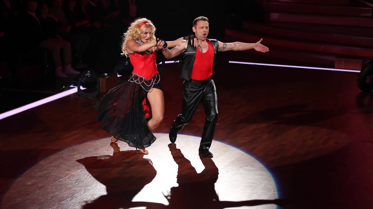 Für ihn war das Dschungelcamp nicht der erste Auftritt im Showgeschäft. Schon bei der Tanzshow "Let's Dance" traute sich der Weltmeister von 1990 an eine ungewohnte Aufgabe. Er musste von der Jury teils heftige Kritik einstecken, blieb jedoch zunächst Teil der beliebten Tanzshow