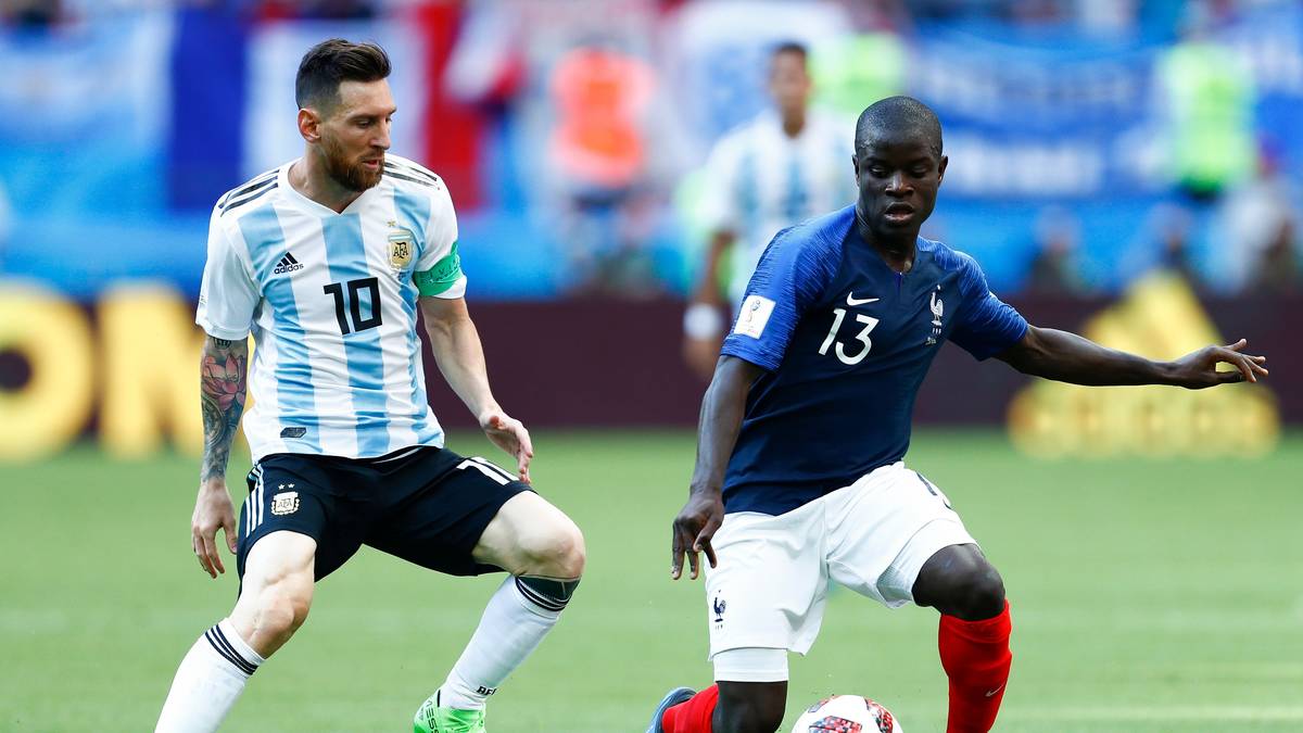 MITTELFELD - N'GOLO KANTE: Das 1,68 Meter große Laufwunder mit der Pferdelunge war Frankreichs Abräumer auf dem Weg zum WM-Titel. Beständig in seinen Leistungen saugt Kante die Luft aus den gegnerischen Angriffen und stabilisiert die eigene Verteidigung. Für Didier Deschamps ein Schlüsselspieler 