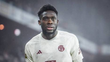Seit Monaten gibt es Gerüchte über einen möglichen Wechsel von Alphonso Davies zu Real Madrid. Jetzt haben die Königlichen dem 23-Jährigen wohl eine klare Ansage gemacht.