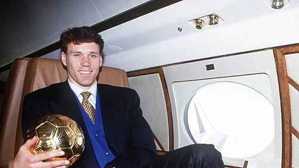 1992: Diesmal hat der Niederländer Marco van Basten die Nase vorn. Anders als heute wird der Goldene Ball damals noch an Europas Fußballer des Jahres vergeben. Mittlerweile sind die Auszeichnungen zusammengefasst