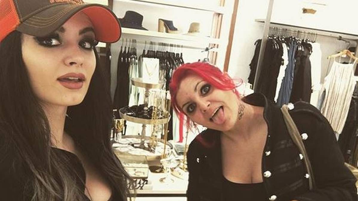 Paiges Mutter hat eine schwierige Kindheit und ein turbulentes Leben, in das Tochter Paige recht unverhofft trat: Saraya stand noch im siebten Schwangerschaftsmonat im Ring, weil sie nichts von ihrem Nachwuchs wusste