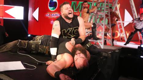 Kevin Owens (o.) sprang bei WWE Monday Night RAW von einer Leiter auf Kevin Owens herab