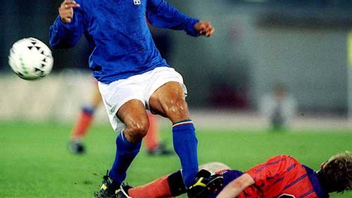 1993: Für seine Frisur hätte Roberto Baggio (l.) vermutlich keinen Preis bekommen. Als bester Fußballer der Welt gilt Italiens Spielmacher in diesem Jahr aber sehr wohl