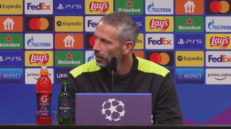 Die Laune beim BVB scheint trotz der Niederlage gegen Gladbach und den aktuellen Verletzungssorgen gut zu sein. Auf der Champions-League-PK neckt Marco Rose seinen Innenverteidiger Manuel Akanji.