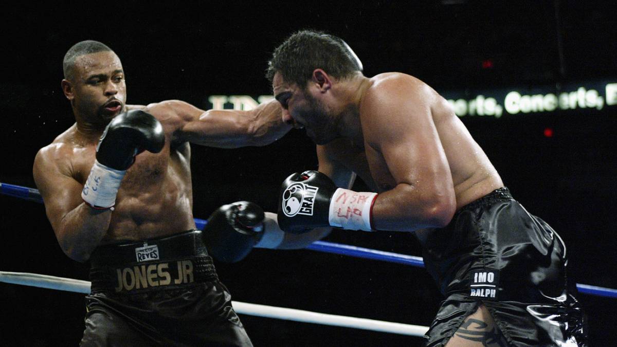 ROY JONES JR. (l.): Krönte sich in fünf Gewichtsklassen (Cruisergewicht, Mittelgewicht, Supermittelgewicht, Halbschwergewicht und Schwergewicht) zum Weltmeister. Galt lange als bester Pound-for-pound-Boxer, ehe eine unerwartete K.o.-Niederlage gegen Antonio Tarver seiner Karriere einen Knick verpasste. Danach nie wieder der Alte  
