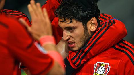 Hakan Calhanoglu von Bayer Leverkusen wird für sein Tor gegen Atletico Madrid gefeiert
