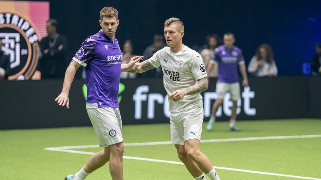 Icon-League-Gründer Toni Kroos (r.) im Zweikampf mit Simon Terodde (l.) 
