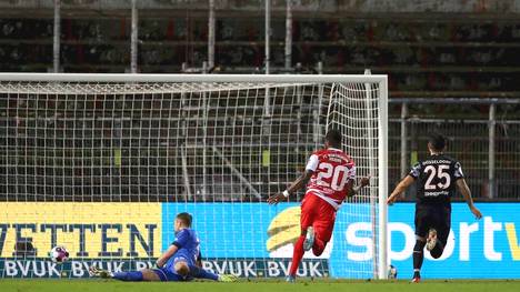 Ridge Munsy (m.) erzielte beide Treffer für die Würzburger Kickers beim Sieg gegen Fortuna Düsseldorf