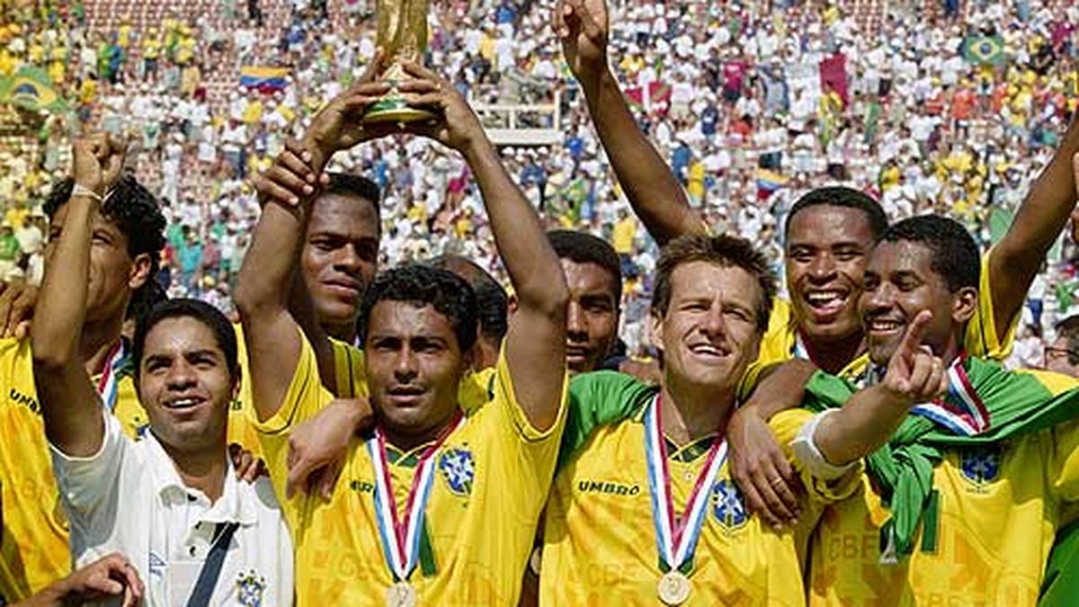 1994: Es ist das Jahr von Romario (mit Pokal). Erst wird der Torjäger mit Brasilien Weltmeister, dann auch noch Weltfußballer