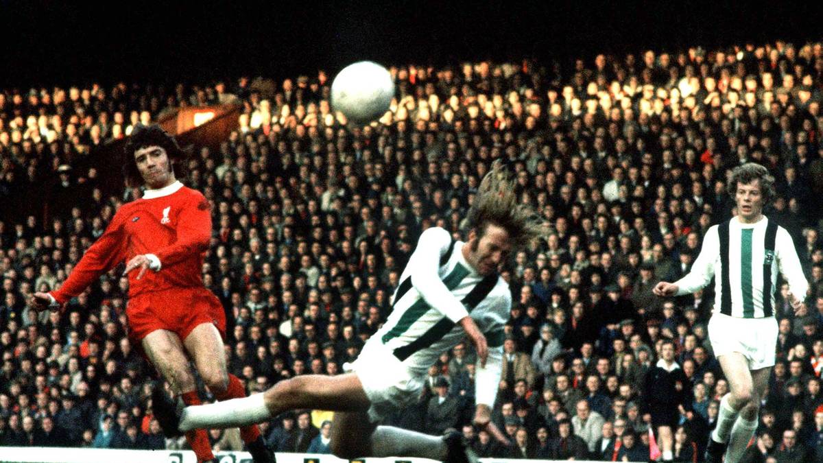 Einer der Ikonen dieser Zeit ist Kevin Keegan. Von 1971 bis 1977 spielt er für Liverpool und holt mit den Reds drei Meisterschaften, zweimal den UEFA-Pokal und einmal den Pokal der Landesmeister. 1977 wechselt die "Mighty Mouse" in die Bundesliga und ist maßgeblich am Aufstieg des HSV zu einer der besten Mannschaften Europas beteiligt