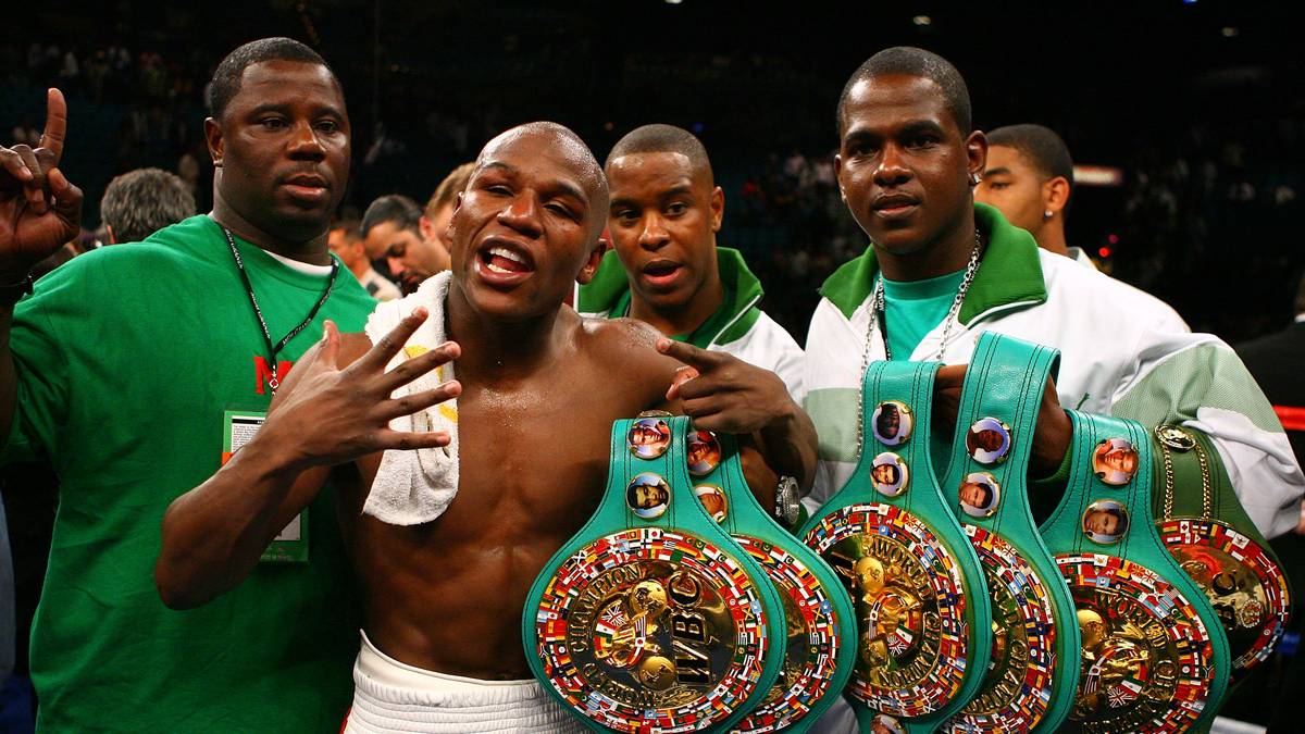 ... und schnallt sich damit in der fünften Gewichtsklasse den WM-Titel um. Nach einem weiteren Sieg über den Briten Ricky Hatton hat Mayweather das Gefühl, alles erreicht zu haben: Er verkündet seinen Rücktritt