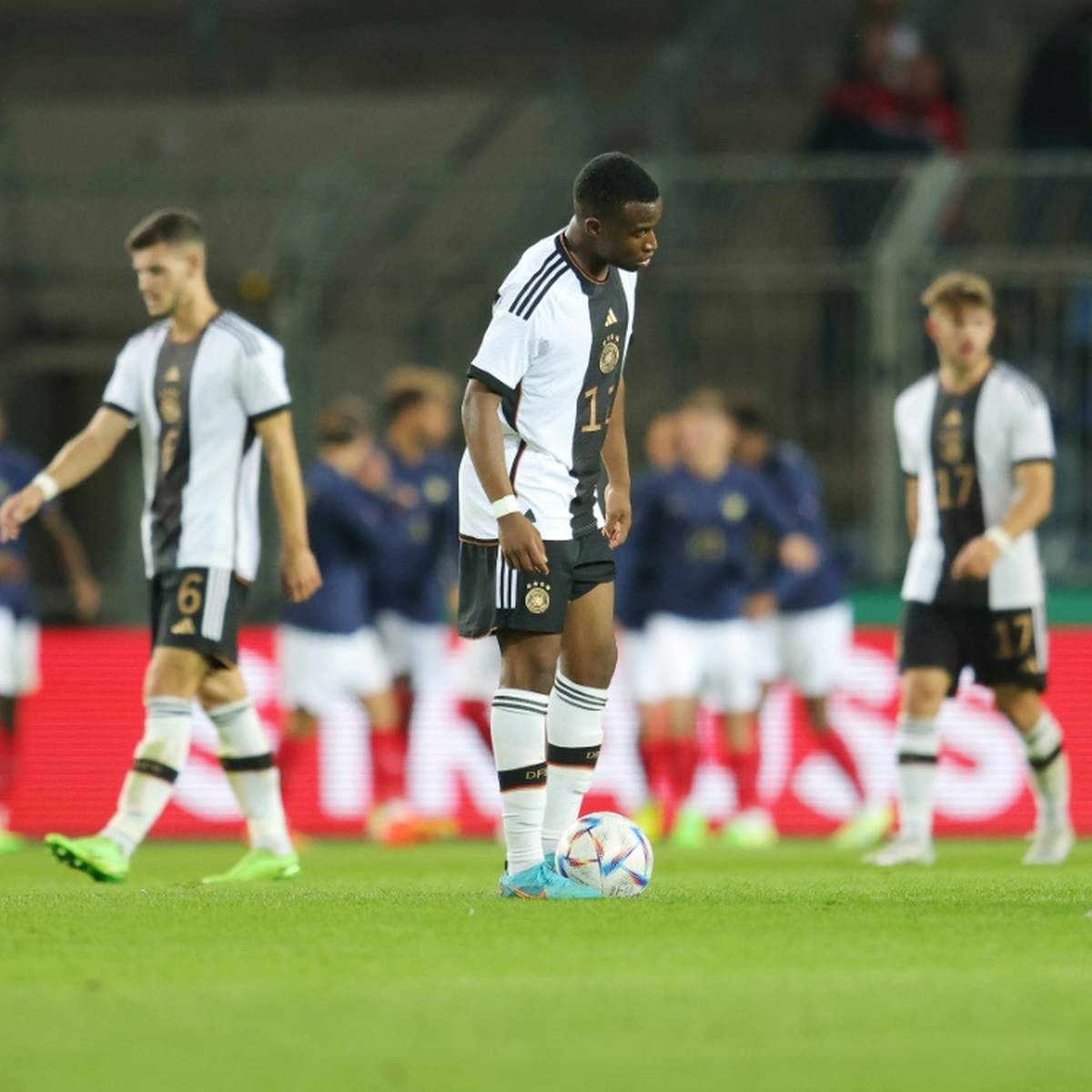 Die deutsche U21 verliert beim Jubiläum von Trainer Antonio Di Salvo. Youssoufa Moukoko und Co. offenbaren vor allem in der Offensive Probleme.
