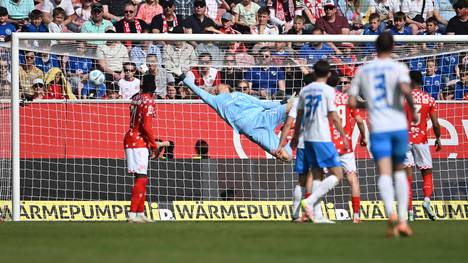 SPORT1 präsentiert die Top 10 Szenen vom 28. Spieltag der Bundesliga: Der FC Bayern München macht sich Sorgen um Superstar Jamal Musiala, Stuttgarts Ermedin Demirovic schnürt einen Dreierpack, Bayer Leverkusen entdeckt seine Last-Minute-Qualitäten wieder.