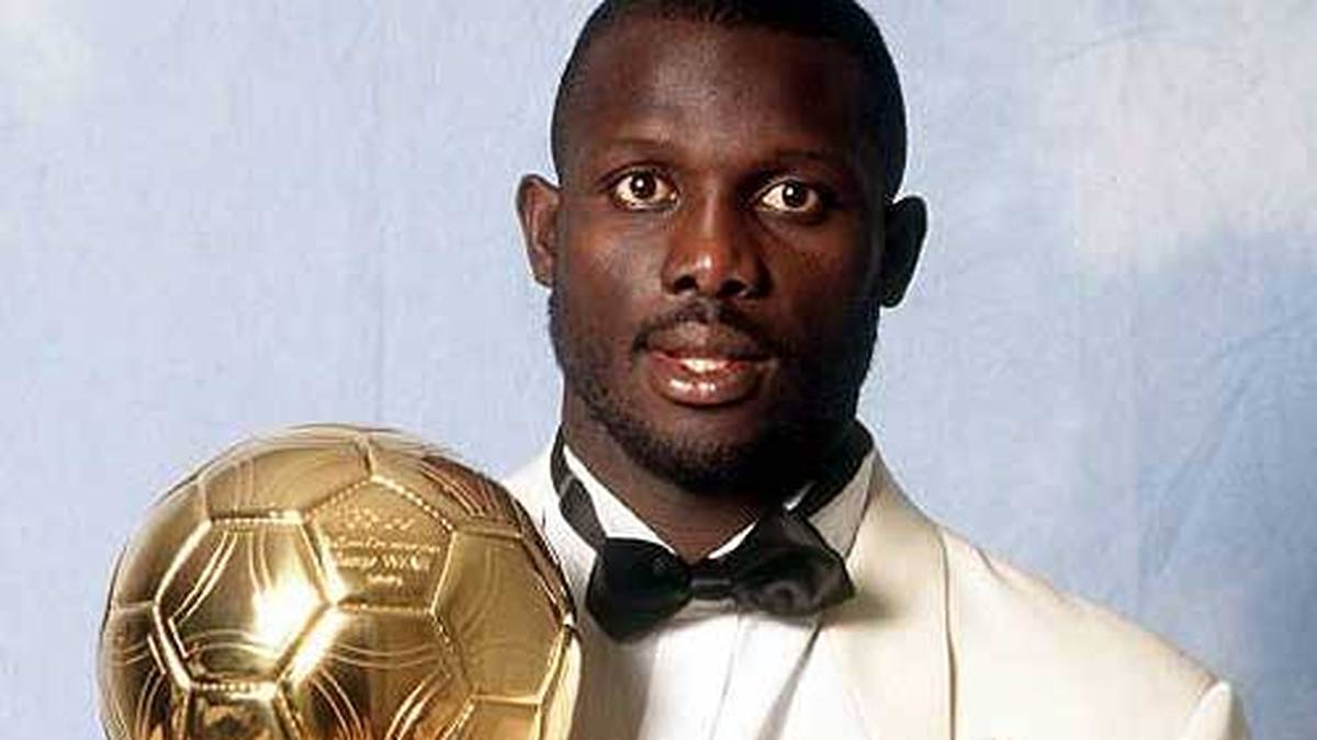 1995: Nicht nur auf dem Platz, auch im feinen Zwirn macht George Weah eine gute Figur. Der Star des AC Mailand gilt als einer der besten Stürmer der 1990er Jahre und ist in seiner Heimat Liberia eine lebende Legende