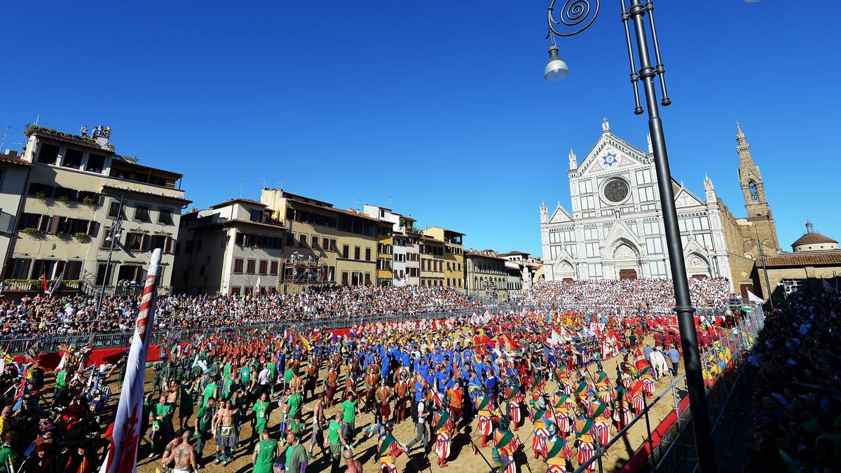 Wenn sich Ende Juni die Piazza Santa Croce füllt, dann blickt Florenz auf eines der außergewöhnlichsten und exotischsten Sportereignisse der Welt. Der Calcio Storico ist allerdings eine äußerst zweifelhafte Veranstaltung. SPORT1 stellt die historisch bedeutsame Sportart im Herzen der italienischen Kulturstadt genauer vor
