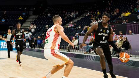 Die Verletzung von Isaac Bonga war der einzige Negativpunkt eines gelungenen EM-Auftakts. Nach dem Spiel gaben Ersatztrainer Ibrahimagic und Johannes Thiemann ein kleines Update zum Sorgenkind.