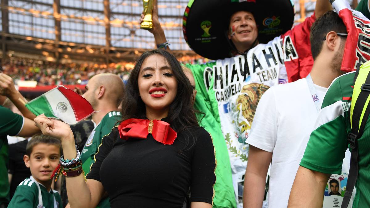 Die Mexikaner feiern den Sieg ausgelassen. Der rote Lippenstift der Zuschauerin passt zur roten Schleife