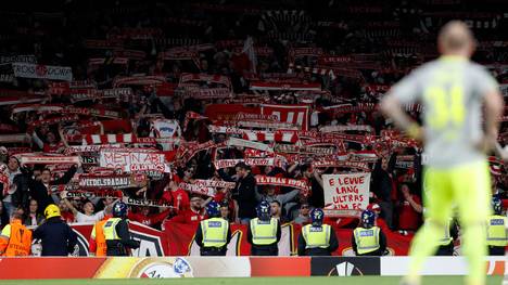 FBL-EUR-C3-ARSENAL-COLOGNEAufgrund des großen Andrangs von Kölner Fans wurde der Anpfiff des Spiels um eine Stunde verschoben