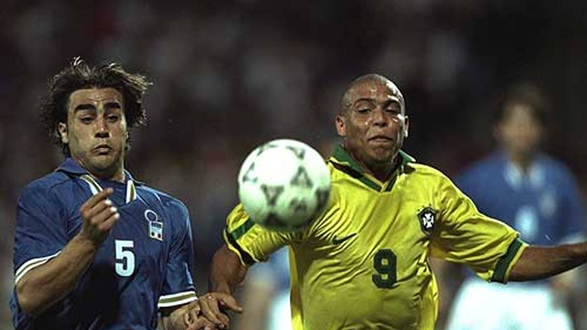 1996: Brasiliens Stürmerstar Ronaldo (r.) schnappt sich seinen ersten von insgesamt drei Goldenen Bällen. In dieser Szene entwischt er Italiens Fabio Cannavaro