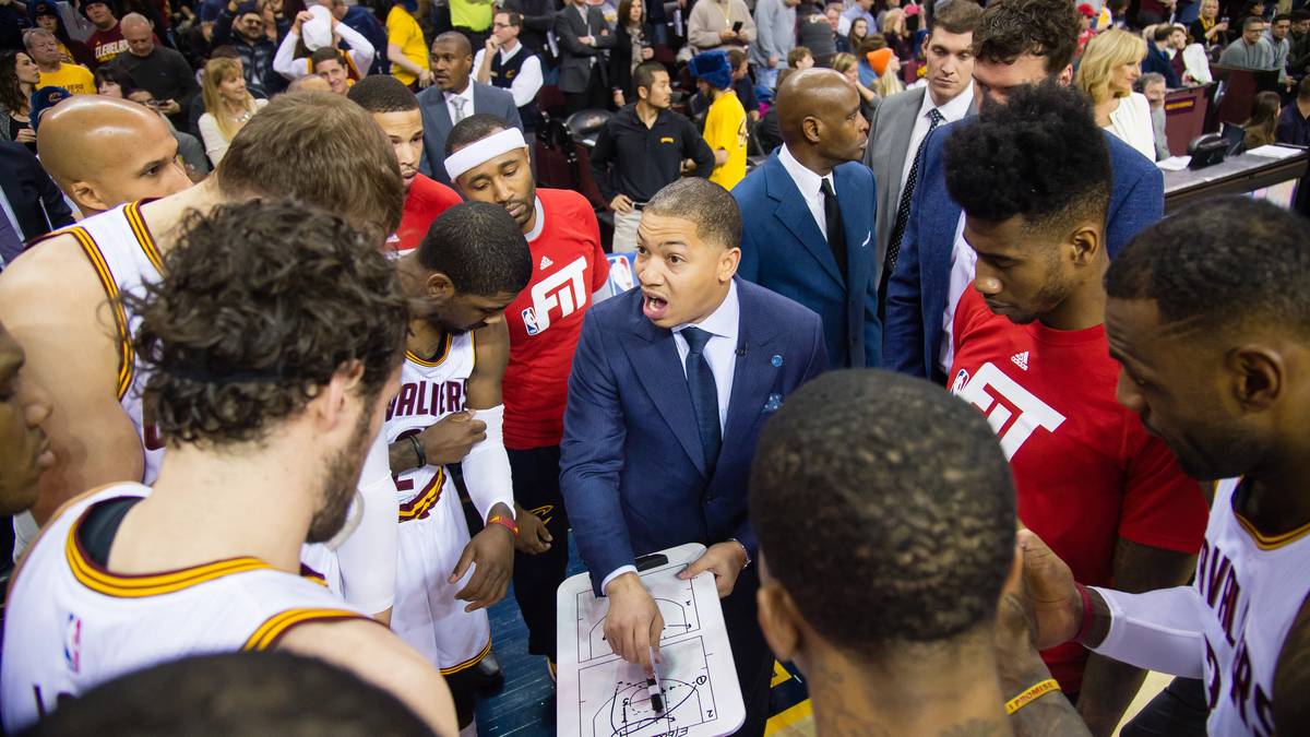 Die Cleveland Cavaliers haben einen neuen Coach. Tyronn Lue (M.) folgt auf den entlassenen David Blatt. Er schwört sein Team auf das Duell mit den Chicago Bulls ein 