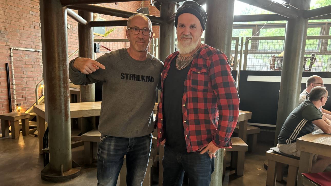 SPORT1-Reporter Reinhard Franke (r.) traf MSV-Legende Joachim Hopp zum Exklusiv-Interview am stillgelegten Hochofen im Landschaftspark Duisburg-Nord