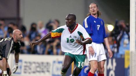 Pape Bouba Diop (Mitte, Senegal) hat das 0:1 erzielt; Torwart Barthez (li.) und Petit (beide Frankreich) enttäuscht