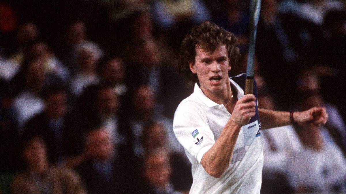 1985 DEUTSCHLAND - TSCHECHOSLOWAKEI: Seinen größten sportlichen Moment erlebt Michael Westphal im Halbfinale gegen Tomas Smid. Ein kurioses Spiel: Während des Matches, gerade als der Deutsche einen Volley spielt, löst sich ein Stück Teppich vom Boden. Westphal bleibt zum Glück unverletzt