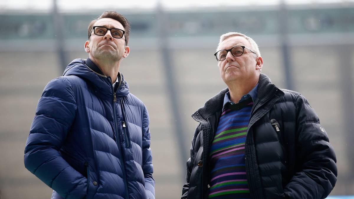 Auch Michael Preetz und Präsident Werner Gegenbauer sehen nicht unglücklich aus. Das ganze Spiel wird allerdings von Ben-Hatiras toller Aktion überstrahlt