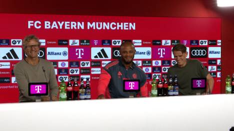 Auf der Pressekonferenz vor dem Spiel der Bayern gegen Augsburg kommt es zu einem kuriosen Moment zwischen Vincent Kompany und einem Praktikanten.