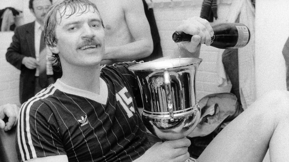 1984: Ein Sieg liegt auch 1984 nur zwischen Meister Großwallstadt (40:12) und Verfolger TUSEM Essen (38:14). Auf dem Bild: Kurt Klühspies mit dem IHF-Pokal