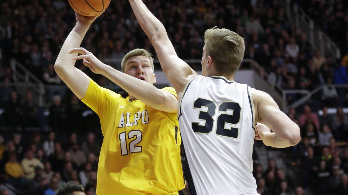 MARTEN LINßEN (Forward; UNC Wilmington; Junior): Der junge Center aus der Schmiede von Bayer Leverkusen wechselte von Valparaiso zu UNC Wilmington. Bereits mit 17 spielte er in der ProA. Für Valpo machte er als Freshman immerhin 22 Spiele, in North Carolina erhoffen sie sich ab jetzt viel
