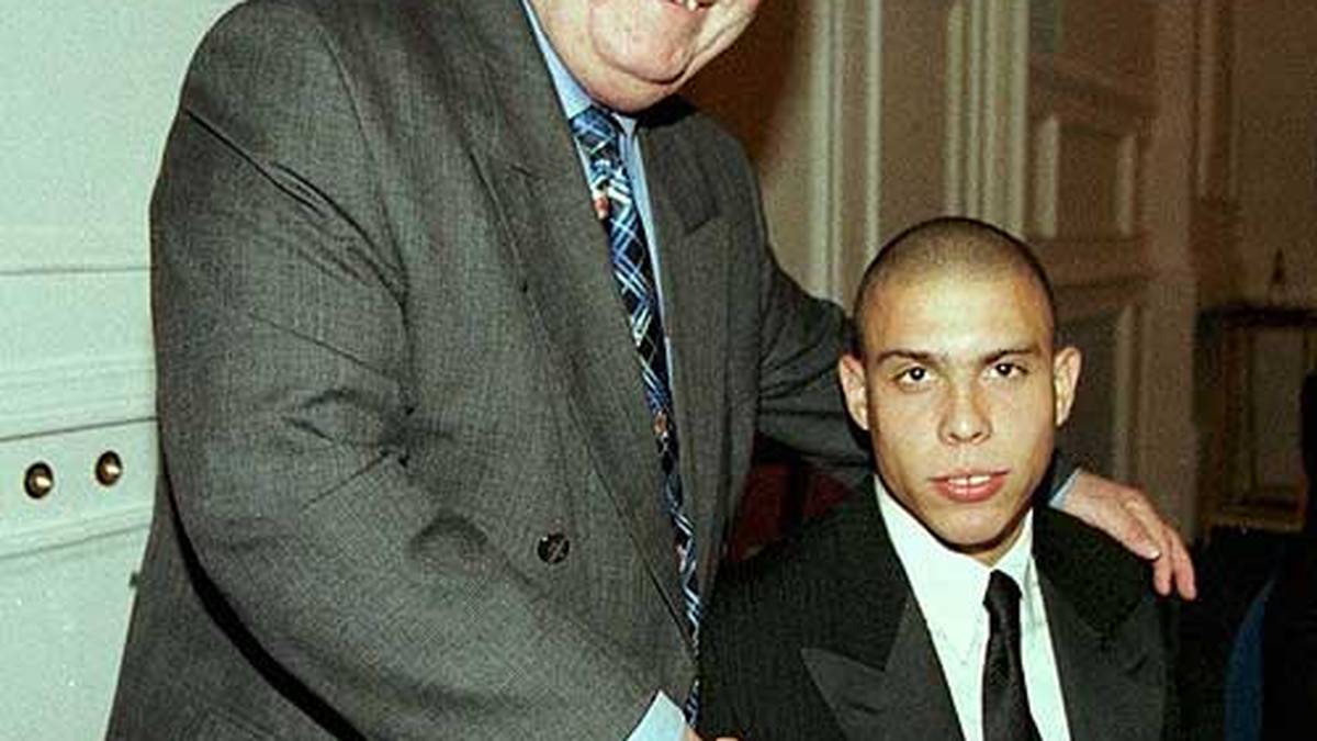 1997: Ein Jahr später steht Ronaldo wieder ganz oben auf dem Podium. Der damalige WM-Rekordtorschütze Just Fontaine (l.) gratuliert artig. Später wird Ronaldo seine Bestmarke übertreffen