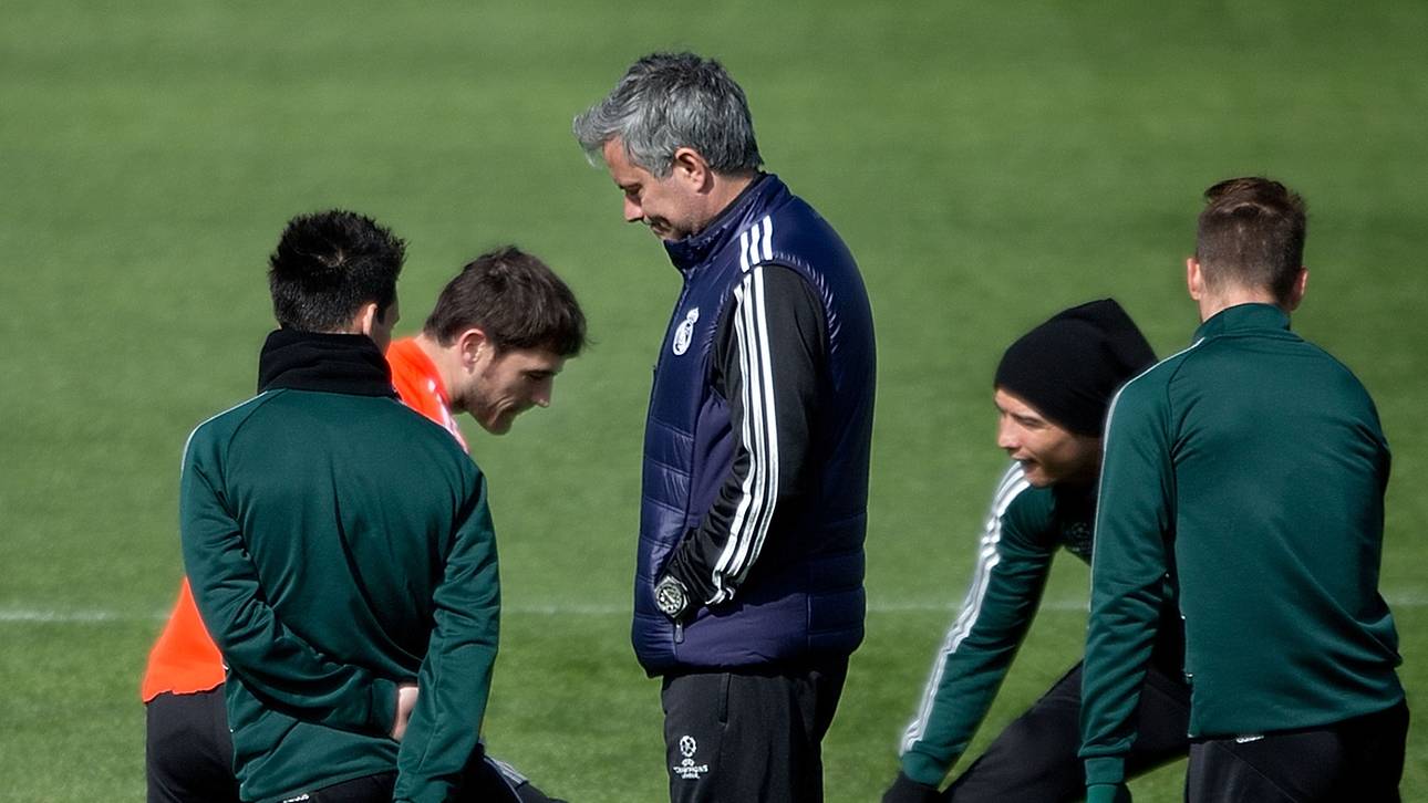 Iker Casillas (l.) wurde von Mourinho bei Real dauerhaft auf die Bank verbannt