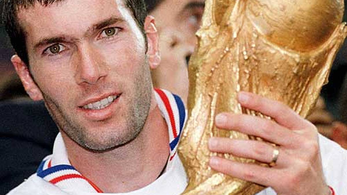 1998: Mit zwei Toren im Finale gegen Brasilien führt Zinedine Zidane die Franzosen zum WM-Titel im eigenen Land. Den Ballon d'Or nimmt er gleich auch noch mit