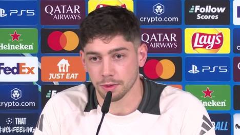 Real-Teamkollege Federico Valverde bestärkt Jude Bellingham nach der Roten Karte gegen Osasuna. 