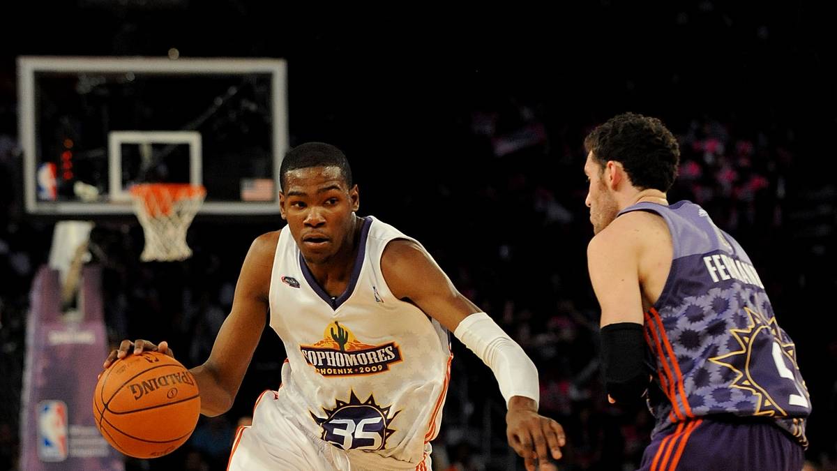 PLATZ 12 - KEVIN DURANT (20,8 PER): Für die Oklahoma City Thunder gelangen "Durantula" in 74 Partien 25,3 Punkte, 6,5 Rebounds und 2,8 Assists pro Partie. Damit war er der Anführer der jungen Thunder um Westbrook und Harden, die aber nie den Titel holen konnten. Aktuell fehlt er wegen eines Achillessehnenrisses bis zum Saisonende