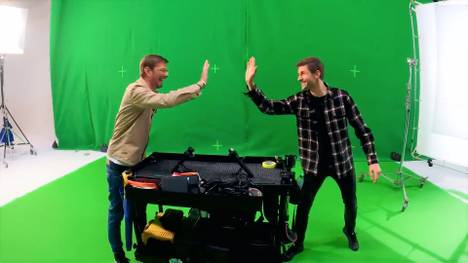 In Rahmen von Dreharbeiten hat TV-Moderator Joko Winterscheidt den Bayern-Star Thomas Müller zu einem Witz-Duell herausgefordert. Wer zuerst lacht, hat verloren!