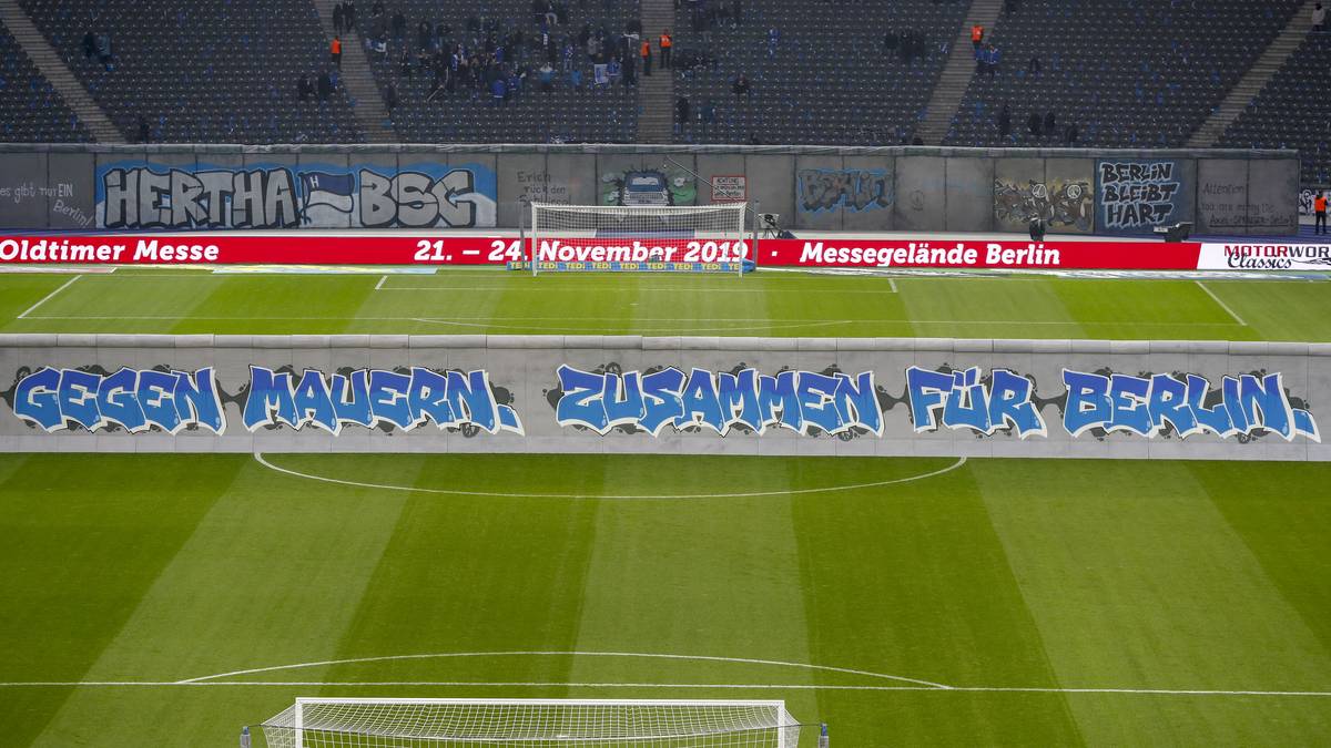 Über die Mittellinie zieht sich eine Miniatur-Mauer. Die Message: "Zusammen gegen Mauern, zusammen für Berlin"