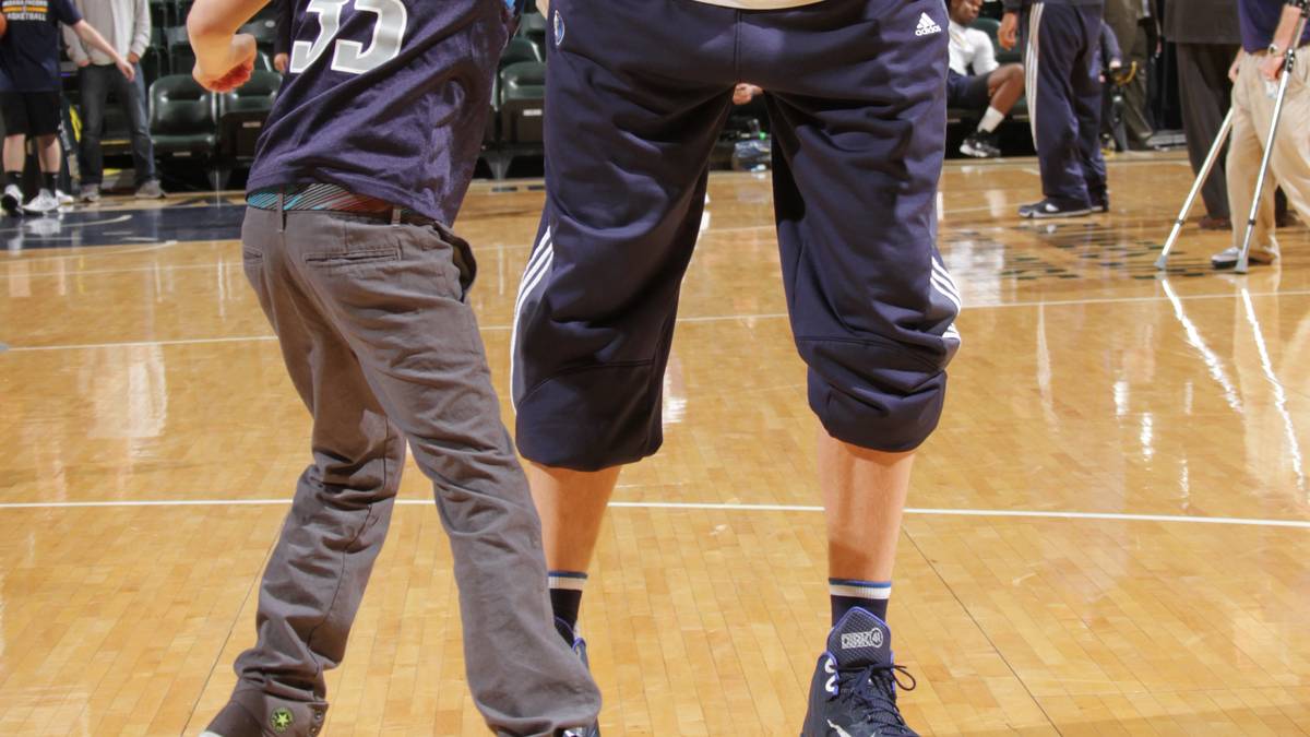 Apropos Dirk Nowitzki: Der bittet den Sohn von Brian Cardinal, einem weiteren ehemaligen Teamkollegen von "Dirkules", zum Aufwärm-Duell - Sieger unbekannt