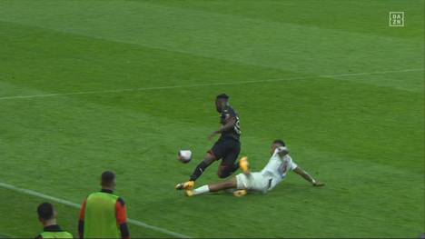 Presnel Kimbembe lässt im Spiel gegen Stade Rennes seinem Frust freien Lauf und kassiert nach einer Blutgrätsche Rot. Für PSG könnte die Meisterschaft bereits gelaufen sein.