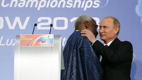 Wladimir Putin und der ins Zwielicht geratene Ex-IAAF-Präsident Lamine Diack bei der WM 2013