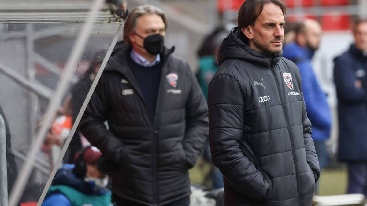 Dietmar Beiersdorfer (mit Maske) hinter Rüdiger Rehm, de auch in der nächsten Saison Trainer des FC Ingolstadt bleibt