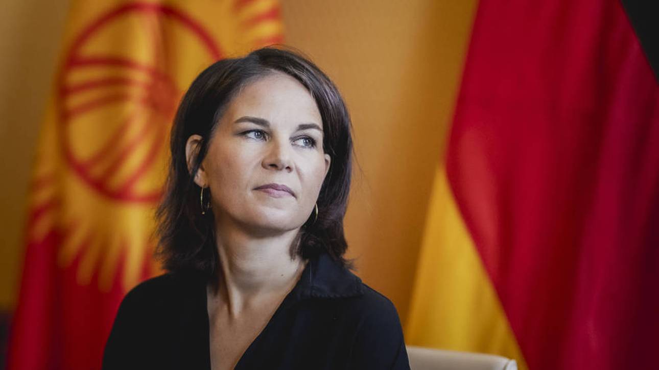 Kuss-Eklat: Baerbock-Vergleich mit Merkel